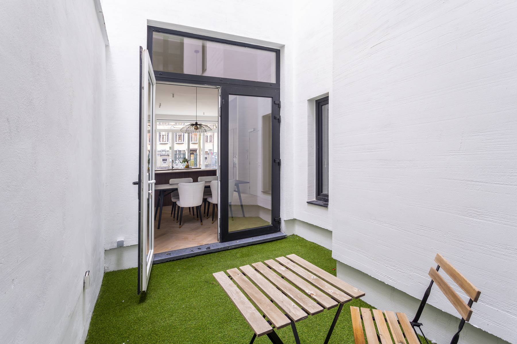 Hoogwaardig gerenoveerd appartement met terras op toplocatie - foto 3