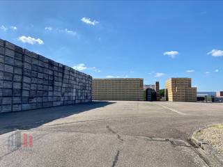 Unieke bedrijfssite van 10.707 m² te koop gelegen langs de bedrijvige Tongersesteenweg (N79) die na 800 m verbinding biedt naar de...