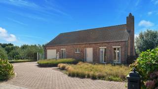 Deze alleenstaande woning is rustig gelegen op een zuid georiënteerd perceel van 770 m² grond. De woning werd gebouwd in 1993, is perfect onderhouden en voorziet in de mogelijkheid tot het inrichten van 3 of 4 slaapkamers. <br /><br />Een uitstekende ligging: rustig en kindvriendelijk in een residentiele wijk met alle voorname voorzieningen als winkels, bank en scholen binnen fietsafstand. Een vlotte verbinding naar zowel Brugge als de Kust. <br /><br />Het huis werd goed onderhouden en beschikt over een logische indeling met op het gelijkvloers een inkomhal met gastentoilet, een aangename woonkamer opgedeeld in een eet-en zithoek, aansluitend een veranda met zicht op de tuin en een open en ingerichte keuken (vernieuwd rond 2020). Verder op het gelijkvloers twee volwaardige slaapkamers en een ingerichte badkamer met inloopdouche. De garage is inpandig en groot (25 m²). Er is tevens aansluiting voorzien voor de wasplaats. De bovenverdieping is momenteel bereikbaar via een trap in de garage. Deze ruimte heeft veel potentieel met een bewoonbare oppervlakte van 75 m² is er de mogelijkheid extra slaapkamers in te richten. <br /><br />Prachtige buitenruimte met een zuidgerichte tuin, zonneterrassen, een oprit voor verschillende wagens... . Regenwaterput voorzien. Parkeren kan in de garage (automatische poort) of op de oprit. <br /><br />Bezoeken? Graag na afspraak met Willem Cauwels op Tel. 050.89.27.70
