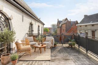 UNIEK WONEN IN DE OUDE SINT-MARTINUSKERK ‘DE PASSAGE’Ontdek dit unieke duplexappartement aan ‘De Vrijheid’, één van de mooiste en meest sfeervolle pleinen in het historische hart van Ronse. Een bijzondere woonplek waar authentiek karakter, hedendaags comfort en optimale privacy samenkomen.Via de volledig afzonderlijke, private toegang betreedt u de charmante leefruimte met sfeervolle doorkijkhaard en aansluitend de open, volledig ingerichte keuken. Vanuit de keuken heeft u rechtstreeks toegang tot het royale dakterras van ca. 35 m²: een uitzonderlijke buitenruimte waar u in alle rust geniet, midden in de stad.Verder beschikt het appartement over 3 volwaardige, ruime slaapkamers en 2 badkamers, waarvan één uitgerust met zowel een inloopdouche als een ligbad. De royale ruimtes, warme materialen en zorgvuldig gekozen afwerkingen creëren doorheen het volledige appartement een bijzonder aangename en stijlvolle woonbeleving.De troeven:- Instapklaar- Topligging nabij centrum en Grote Markt- Private toegang en geen rechtstreekse buren- Bewoonbare oppervlakte van 163 m2- Dakterras van ca. 35 m²- 3 slaapkamers en 2 badkamers- Ruime stadsparking vlakbij- Elektriciteit conformVoor wie ruimte, architectuur, privacy en karakter weet te waarderen en op zoek is naar een exclusieve woonbeleving op een toplocatie.Interesse? Ontdek zelf de bijzondere sfeer van dit appartement tijdens een bezoek. Meer informatie of een bezoek: caroline@immobeguin.be
