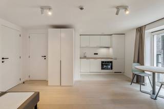 Gemeubelde studio's met een EPC A-label op een toplocatie te centrum Leuven! De verkoop geschiedt volledig onder registratierechten!<br /><br />Project bestaande uit eigentijdse, ruime en lichtrijke studio's waarvan verschillende met een slaapniveau en terrassen. <br /><br />Het project wordt gekenmerkt door grote ramen en hoge plafonds en is gelegen op een centrale ligging nabij Groep T, verschillende campussen en het station van Leuven!<br />Alle studio's beschikken over een volledig ingerichte keuken en een badkamer met een inloopdouche, een wastafel met een spiegel en een toilet.<br /><br />Door een goede isolatie, lucht-lucht warmtepompen, zonnepanelen en hoogwaardig glas zijn deze studio's zeer energiezuinig en allen voorzien van een EPC label A en zijn ze klaar voor de toekomst!<br /><br />Voor degene die de studio niet zelf in gebruik nemen en willen verhuren, bieden we een huurgarantie voor academiejaar '26-'27.<br /><br />Voor meer info of een bezoek ter plaatse kan u contact opnemen via arnaut@immojanstas.be of 0495/292080!