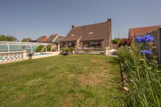 Bent u op zoek naar een exclusieve eigendom te koop die comfort en ruimte perfect combineert? Deze charmante en perfect onderhouden villa op...