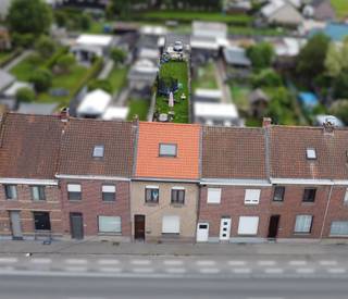 Deze rijwoning is rustig gelegen op wandelafstand van het centrum van Zwevegem, met winkels, scholen en openbaar vervoer vlot bereikbaar.Het ruim perceel van 412 m² beschikt over een ruime tuin en biedt achteraan een praktische uitweg met plaats voor minstens twee wagens.De woning telt drie slaapkamers en beschikt daarnaast over enkele handige bergruimtes, die flexibel kunnen worden ingericht als dressing, bureau of extra opbergruimte.Een belangrijk pluspunt is het volledig vernieuwde dak (2025), wat zorgt voor een degelijke en zorgeloze basis.De woning vraagt op vandaag nog een opfrissing, maar door het gunstig EPC-attest biedt deze woning tal van uitstekende mogelijkheden om er een hedendaagse en comfortabele thuis van te maken, volledig afgestemd op eigen smaak en wensen.Voor meer info of een bezoek mail naar info@property-vastgoed.be of bel naar 056/96.08.00
