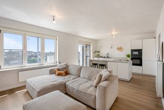 Gelegen op de 5e verdieping met een UNIEK ZICHT over de skyline van Zottegem! <br />Dit lichtrijke en instapklare appartement heeft een gezellige living met balkon (én buitenberging) aan de achterzijde van het gebouw. Compleet vernieuwde open keuken. Mooie, grote slaapkamer, met ensuite vernieuwde badkamer, en die toegang geeft tot het heel ruime terras (nog af te werken) dat geniet van namiddag - en avondzon. In de kelder is er nog een handige bergruimte. Dankzij de 2 terrassen baadt dit appartement de ganse dag in het licht en kan u er genieten van elke zonnestraal! Neem zeker en vast een kijkje op www.JUNOvastgoed.be voor alle beschikbare documenten,... Interesse? Bel ons vlug voor nog meer info of een bezoek in te plannen! Tot binnenkort? Nieuw EPC in aanvraag => dak vernieuwd/geïsoleerd.