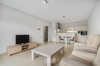 <p><span>Zorgeloos en ondersteunend wonen, het kan<br /></span><span>Hof ter Clipsen biedt voor elke levensgenieter wat wils: een uitgebreid aanbod aan woon-, zorg- en comfortservices.<br /><br /></span><span>Appartement<br /><br /></span><span>Op de gelijkvloerse verdieping, met een lichtrijke leefruimte, open keuken en terras, 1 slaapkamer, een bergruimte en een badkamer met toilet, inloopdouche en wastafel.<br />Er is een autostaanplaats en een ondergrondse fietsenstalling (gemeenschappelijk) inbegrepen.<br />Het appartement is onmiddellijk beschikbaar.<br /><br /></span><span>Service<br /></span><span>Het gebouw is voorzien van een lift.<br />Een absolute troef is de medische en praktische dienstverlening, met onder meer:<br />/ 24/24 uur permanentie (oproepsysteem)<br />/ professionele woonassistentie<br />/ bibliotheek<br />/ ontspanningsruimte met fitness<br />/ wellnesscenter<br />/ zwembad<br />/ was- en strijksalon<br />/ restaurant met gezellige tuin.<br /><br />De onthaalruimte biedt plaats aan alle bewoners om een krant te lezen, een spelletje pool te spelen of een babbel te doen met andere bewoners.<br />Wil je als bewoner een feest geven, dan biedt het restaurant veel mogelijkheden.<br />Je leefomgeving is dus véél meer dan enkel jouw appartement!</span></p><p><span> </span></p>