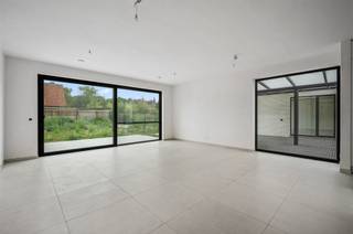 Here we discover a luxurious new home, in the middle of a quiet residential neighborhood, overlooking greenery. The short distance to both E19...