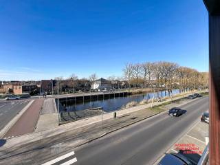Zeer mooi gelegen appartement met open zicht op de Damse Vaart met indeling als volgt : Allereerst is er de inkom met vestiaire. De living is mooi rechthoekig ingedeeld en biedt een fantastisch zicht op het water. Deze is afgewerkt met een mooie grijze vloerbekleding, ingewerkte spots en voorzien van de nodige verwarmingselementen. 
Er bevindt zich aansluitend één slaapkamer aan de voorzijde met daarnaast een instapklare badkamer met douche, lavabomeubel en wc. Via de hal begeeft u zich tot de keuken.
Deze werd eveneens volledig vernieuwd en voorzien van kookplaat, dampkap, vaatwas en ingebouwde koelkast. Alle kasten zijn in prima staat van onderhoud en de naastliggende berging is praktisch uitgerust met ingebouwde kasten. Er is tevens plaats voorzien voor een wasmachine. Naast de keuken is er nog één slaapkamer met zicht op de tuin. 
Als extra behoort er een terras bij het appartement van maar liefst 31m2. Dit appartement is momenteel verhuurd voor vaste bewoning.
Het appartement wordt verkocht na opmaak van de basisakte maar kan reeds gereserveerd worden.<br />Troeven ;<br />* EPC B- Label
* Geen lift - weinig onderhoudskosten 
* Fenomenaal terras
* Elektriciteit conform
* Zicht op de Damse Vaart
* Schrijnwerk PVC <br />Voor info bel : 050/333976 - 0476/270379 ( buiten kantooruren )