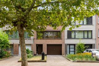 Interesse in deze ruime en stijlvolle woning? Bekijk de virtuele toer en maak via Livitas.be ONLINE je afspraak.<br />In 1980 is deze woning gebouwd met de allerbeste materialen en met veel aandacht voor detail ontwerpen.<br />Deze bel-etage ligt in een uitzonderlijke leuke omgeving nabij het park 'Distelhoek' en de nabijheid van openbaar vervoer.<br />Op het gelijkvloers bevinden zich de ruime garage, de wasplaats. Sommige kopers maken achteraan het gelijkvloers nog een ruimte voor een vierde slaapkamer met zicht op de tuin.<br />De eerste verdieping is voorzien van een lichte woonkamer met eiken parketvloer en de keuken met ingemaakte toestellen.<br />De tweede verdieping bestaat uit 3 volwaardige slaapkamers en de badkamer met bad en extra toilet.<br />Epc "B", rolluiken, dubbele garage, zonnige tuin en binnen een paar jaar vlakbij het nieuwe Oosterweelpark met zijn wanden- en fietspaden.<br />2 foto's zijn digitaal bewerkt (Impressie)<br />Pssstttt !!! Wil je met familie of vrienden naast mekaar wonen? Binnenkort komt de woning ernaast (Nr. 239) ook te koop !!!<br />Maak snel ONLINE je afspraak via Livitas.be