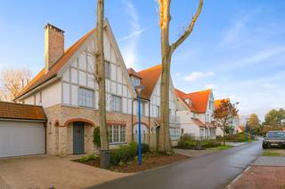Ontdek deze prachtige villa, rustig gelegen in het gegeerde woonerf <strong>Het Zandkasteeltje</strong>, op wandelafstand van het centrum, de zeedijk en het strand van Sint-Idesbald. Deze instapklare woning combineert <strong>ruimte, luxe en hedendaags wooncomfort</strong> en is uitermate geschikt voor eigen gebruik als vakantiewoning of als exclusieve tweede verblijfplaats.<br /><br /><strong>Troeven</strong>
<ul>
<li>Rustige ligging in residentie 't Zandkasteeltje</li>
<li>Op wandelafstand van strand, zeedijk en centrum</li>
<li>5 volwaardige slaapkamers</li>
<li>2 badkamers en 2 ensuite douchekamers</li>
<li>Lichtrijke leefruimte met gashaard</li>
<li>Volledig ingerichte keuken met kookeiland</li>
<li>Zuidwestgerichte tuin en zonnig terras</li>
<li>Praktische kelder</li>
<li>Inpandige garage en private oprit</li>
<li>Energiezuinig (EPC B)</li>
<li>Ideaal als gezinswoning, tweede verblijf of investering</li>
</ul>
Indeling:<br /><strong>Kelder</strong>
<ul>
<li>Ruime kelder met technische ruimte en bergruimte</li>
</ul>
<strong>Gelijkvloers</strong>
<ul>
<li>Inkomhal met gastentoilet</li>
<li>Ruime leefruimte met salon en eetplaats</li>
<li>Open, volledig uitgeruste keuken met kookeiland</li>
<li>Wasruimte</li>
<li>Inpandige garage</li>
<li>Zonnig terras en zuidwestgerichte tuin</li>
</ul>
<strong>Eerste verdieping</strong>
<ul>
<li>3 slaapkamers</li>
<li>2 badkamers</li>
<li>Apart toilet</li>
</ul>
<strong>Tweede verdieping</strong>
<ul>
<li>2 slaapkamers, elk met een eigen douchekamer</li>
<li>Berging</li>
<li>Apart toilet</li>
</ul>
<strong>Een uitzonderlijke villa op een toplocatie aan de Belgische kust, ideaal als exclusieve gezinswoning, tweede verblijf of rendabele investering.</strong>