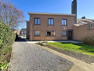 <p>Ruime halfopen woning boordevol potentieel, ideaal voor grote gezinnen, kangoeroewonen of wie ruimte zoekt om te combineren met een zelfstandige activiteit. De woning beschikt over twee aparte ingangen, elk met een inkomhal en gastentoilet. Via de eerste inkomhal bereikt u de leefruimte met zit- en eethoek en een aparte keuken met zicht op de tuin. De tweede inkomhal geeft toegang tot een extra leefruimte met aansluitend een tweede keuken, eveneens met uitzicht op het groen.</p>
<p>Verder is er een droge kelder aanwezig. Op de eerste verdieping bevinden zich maar liefst vijf ruime slaapkamers en twee badkamers. De vaste trap leidt naar een zolder van ca. 60 m², die nog tal van mogelijkheden biedt.</p>
Buiten geniet u van een ruime oprit met plaats voor meerdere wagens, een garage met elektrische poort en een grote tuin met tuinberging. Een woning met volume, flexibiliteit en toekomstmogelijkheden!<br /><br />Extra troeven<br /><br />
<ul>
<li>GEEN renovatieplicht</li>
<li>regenwaterput 10000 l</li>
<li>dubbele beglazing</li>
<li>oprit voor 4 wagens</li>
<li>nabij winkels, scholen en belangrijke invalswegen</li>
<li>veel potentieel</li>
</ul>
<br />Deze woning is te koop ZONDER makelaar via het concept van Smart Houses. Wenst u verdere inlichtingen of een bezoek? Contacteer rechtstreeks de eigenaar via 0488/83.42.01