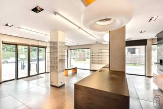 TOPGELEGEN HANDELSPAND met STUDIO. Gelijkvloerse handelsruimte in de straat van de KLINIEK (vroegere apotheek), met achterliggende studio...