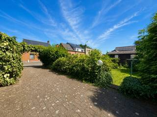 Op zoek naar een woning die u volledig naar eigen smaak kunt renoveren met tal van mogelijkheden? Dan is deze HOB in het landelijke Assenede zeker een bezoek waard !<br />Gelegen op een perceel van 270 m² geniet u hier van een aangename, groene omgeving met prachtig gegarandeerd uitzicht ! De woning beschikt over een gezellige tuin en biedt een mooie basis voor wie op zoek is naar een renovatieproject met veel potentieel (aanwezigheid van 2x betonnen gewelven!).<br />Troeven:<br />- Landelijke en rustige ligging in Assenede;<br />- Leuk perceel van 270 m² met groen uitzicht;<br />- CV-ketel op aardgas (2016);<br />- Te koop aan 2% registratierechten (eerste & enige aankoop) + renoveren aan 6% btw mogelijk;<br />- Volledig naar eigen smaak te renoveren (betonnen gewelven aanwezig);<br />- Gelegen in woongebied met landelijk karakter - mogelijkheden naar uitbreiding toe;<br />- Mooie perceelbreedte van +- 28 meter;<br />- 3 slaapkamers + VASTE trap naar zolderverdieping (extra slaapkamer mogelijk); BETONNEN GEWELVEN<br />- Praktische kelder bestaande uit 2 ruimtes;<br />- Inpandige garage + extra aparte garage met oprit.<br /><br />Indeling: Inkom, leefruimte bestaande uit 2 delen, berging, eetplaats, keuken, badkamer, praktische kelder en doorgang naar leefveranda die verbonden staat met de garage en de tuin. <br />1ste verdieping: nachthal, 3 slaapkamers en vaste trap naar de zolderverdieping (mogelijkheden!)<br /><br />De locatie is perfect voor wie zoekt naar een landelijke rustige omgeving maar toch een vlotte bereikbaarheid wenst naar het centrum. <br />Meer info of een bezoek? Bel WIJSvastgoed op +32 9 395 80 10 !