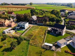 Aantrekkelijke bouwgrond voor HALFOPEN BEBOUWING op een UITERST RUSTIGE LOCATIE nabij de MOLENBERG in Zwalm! Dit PERCEEL VAN 454M² bevindt zich in een prachtige, landelijke omgeving, vlak bij de GROENE EN GLOOIENDE FLANKEN VAN DE MOLENBERG. De uitzonderlijke rust en het schilderachtige landschap vormen het ideale decor voor een comfortabele gezinswoning met tuin, terras en private parkeerplaats. Hier geniet u van RUST, NATUUR EN PRIVACY, met een vlotte bereikbaarheid naar omliggende gemeenten en voorzieningen.<br /><br />Adres: Moldergem 54B te Zwalm<br /><br />Geen bouwverplichting; P-score: C, G-score: A.