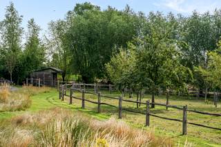 Deze grote recente kwalitatieve moderne villa is UNIEK gelegen in het charmante Moregem, 9700m2,
Binnenzwembad, tuin met privacy en absolute stilte, paardenstallen, omheinde weide en extra aangelegde tuin.
Volledig onderkelderd: prachtig nieuw binnenzwembad, bar/mancave en wijnfrigo, wellness: sauna en stoomdouche, en een sportruimte, aanpalend buiten terras met jacuzzi.
Op het gelijkvloers: inkom en traphal met vestiaire en toilet, grote lichtrijke leefruimte, aparte bureau, geïnstalleerde keuken met ontbijthoek, extra diningroom met zicht op de tuin, overdekt terras, grote dubbele garage, bijkeuken en wasplaats.
Op het 1ste verdiep: overloop, 4 grote slaapkamers (airco) en 2 badkamers.
2de verdiep; stockageruimte/dressing, en grote extra slaapkamer met eigen lavabo en bad (ideaal voor nanny).
TROEVEN: prachtige locatie aan de kerk van Moregem genietend van alle rust en privacy, LUXE-MANCAVE en binnenzwembad, grote lichtrijke ruimtes, kwalitatieve degelijke afwerking.
Bezoek na afspraak met IMMO BEGUIN; info@immobeguin.be