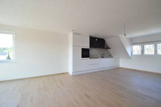 Nieuwbouw BEN-appartement met 2 slaapkamers, terras en autostaanplaats in het centrum van Kasterlee.<br /><br />De duplex bevindt zich op de 2<sup>de</sup> en 3de verdieping en maakt deel uit van een kleinschalig residentie “Cardina”.<br /><br />Het appartement (100m²) bestaat uit een inkomhal met gastentoilet en berging/wasruimte waar ook de warmtepomp staat. De inkomhal geeft uit op een leefruimte met een open keuken, eet- en zithoek.<br /><br />De keuken is ingericht met fornuis, afzuigkap, inbouwijskast en vaatwasser. Aanpalend aan de zithoek is er een dakterras bereikbaar via een schuifraam. In de leefruimte staat een trap naar de zolderverdieping.<br /><br />De nachthal geeft uit op een apart toilet, 2 mooie slaapkamers en een badkamer met grote inloopdouche en lavabomeubel.<br /><br />Gelijkvloers is een privatieve autostaanplaatst voorzien. <br /><br />Het appartement bevindt zich op de markt op wandelafstand van de winkels (250m), openbaar vervoer (250m) en de school (100m).<br /><br />Het appartement wordt volledig geschilderd en is INSTAPKLAAR.<br /><br />Troeven:<br />-Ligging in het centrum.<br />-Energiezuinig.<br />-Instapklaar.<br />-Ruime woonkamer.<br />-Autostaanplaats.<br /><br />Indien u meer informatie wenst of een plaatsbezoek, aarzel dan niet contact op te nemen: tel. 0496 / 51.10.10 of christoffel@vastgoedpicavet.be<br />
