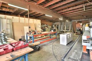 Atelier/magazijn van 344 m² met bijhorende bureauruimte, op het verdiep is een ruime woonst (144m²) met zalig buitenterras.  Dit atelier maakt...