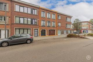 Vandaag nemen we je mee naar Antwerpen, waar we deze ruime gesloten bebouwing terugvinden. De woning combineert een royale indeling met authentieke elementen en heel wat praktische troeven.<br /><br />Op het gelijkvloers komen we binnen via de inkomhal, die toegang biedt tot een apart toilet, een praktische bergruimte en de inpandige garage met elektrische poort. Achteraan vinden we bovendien een aangename koer, ideaal als buitenruimte.<br /><br />Op de eerste verdieping bevindt zich de bijzonder mooie leefruimte. Dankzij de authentieke elementen en de parketvloer geniet deze ruimte van een warme en karaktervolle uitstraling. Er is voldoende plaats voor zowel een gezellige zithoek als een eetplaats. Aansluitend vinden we de keuken en toegang tot het terras met buitenberging.<br /><br />Op de tweede verdieping bevinden zich drie ruime slaapkamers en de badkamer, waardoor deze woning perfect geschikt is voor een gezin.<br /><br />Omwille van het EPC-label D is er geen renovatieverplichting van toepassing.<br /><br />Ben je op zoek naar een ruime karaktervolle woning in Antwerpen? <br />Contacteer ons gerust via bryann@julimmo.be of 0492 86 51 03.