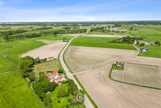 Op de Kookerkesteenweg ligt deze charmante woning op een ruim perceel van 2.746 m². De bestaande woning heeft een bewoonbare oppervlakte van 143 m² en omvat twee slaapkamers en een badkamer.<br /><br />De woning is vandaag perfect bruikbaar als woonhuis en kan mits kleine aanpassingen verder worden omgevormd naar de wensen van de nieuwe eigenaar. Daarnaast biedt het perceel ruimte voor uitbreiding of een volledig nieuw woonproject.<br /><br />Er is een vergunning voorhanden om de bestaande woning af te breken en te vervangen door een nieuwbouwwoning tot 1.000 m³ en een bijgebouw. Wie liever vertrekt van de bestaande woning, kan er ook voor kiezen om deze te behouden en verder uit te breiden.<br /><br />De combinatie van een ruim perceel, de bestaande woning en de vergunde mogelijkheden maakt dit een interessante plek voor wie op zoek is naar ruimte en flexibiliteit. Of het nu gaat om wonen in de huidige woning, verbouwen en uitbreiden, of volledig nieuw bouwen.<br /><br />Ook de ligging speelt een belangrijke rol. Vanuit de locatie van de woning zijn zowel Knokke, Brugge als het centrum van Damme vlot bereikbaar, terwijl de woning zelf in een groene en open omgeving ligt.