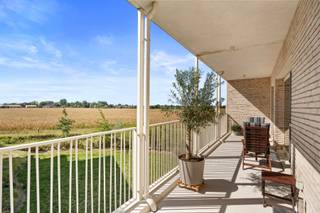 Zuidgericht terras.<br /><br />Lichtrijke leefruimte met stijlvolle parketvloer.<br /><br />Ondergrondse autostaanplaats, grote berging en fietsenruimte.<br /><br />Gelegen in een recente en goed georganiseerde residentie.