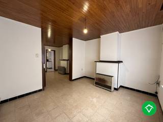 Op 50 m van de Sint-Michielskerk bevindt zich deze stevige woning! Gelegen pal in het centrum, op wandelafstand van de Grote Markt, de winkelstraat, het station... <br /><br />Woning gelegen in de en bestaande uit: inkomhal, voorplaats, living, keuken, badkamer (douche, lavabo, toilet), stadstuin/koer, kelder.<br />Op verdiep 1: nachthal, 3 slaapkamers. Op verdiep 2 is het nog mogelijk om de zolder in te richten tot een 4e slaapkamer. <br /><br />Troeven: <br />- Centrale ligging pal in hartje Roeselare!<br />- Ruime rijwoning <br />- Betaalbaar! <br /><br />Contacteer ons gerust voor meer info!