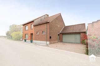 Langs de Heirbaan in Drieslinter vinden we deze charmante, zorgvuldig gerenoveerde woning met bijgebouwen terug.Indeling:Op het gelijkvloers bevindt...