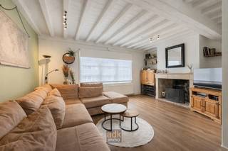 <p><strong>Bel-etagewoning met zonnige tuin op topligging nabij Brugse binnenstad</strong></p>
<p>Op een bijzonder gegeerde locatie, vlakbij de historische binnenstad van <span><span>Brugge</span></span>, treffen we deze verzorgde bel-etagewoning met een uitzonderlijk grote en aangename tuin – een zeldzaamheid in deze omgeving.</p>
<p>De woning is gelegen in de Dampoortstraat, een strategische uitvalsbasis met vlotte verbinding naar het centrum, winkels, scholen en openbaar vervoer. Hier woont u rustig, maar toch op wandel- en fietsafstand van alles wat de stad te bieden heeft.</p>
<p>Indeling:<br />Bij het betreden van de woning komt u terecht in de inkomhal die toegang biedt tot de garage/opbergruimte en de tuin. Op de eerste verdieping bevindt zich de lichtrijke leefruimte en eetruime en open keuken, waar grote raampartijen zorgen voor een aangename lichtinval. Aansluitend vinden we de keuken met zicht op de tuibn.</p>
<p>Op de bovenverdieping bevinden zich 3 slaapkamers en een badkamer.</p>
<p><strong>Absolute troef</strong> van deze eigendom is zonder twijfel de diepe, zonnige tuin – ideaal voor wie houdt van rust, privacy en buitenleven in een stedelijke context.</p>
<p>Extra kenmerken:</p>
<ul>
<li>Bel-etagewoning met praktische indeling</li>
<li>Grote tuin met veel potentieel</li>
<li>Centrale ligging nabij Brugge centrum</li>
<li>Ideaal als gezinswoning of investering</li>
</ul>
<p>Bent u op zoek naar een woning met buitenruimte én een uitstekende ligging? Dan is dit pand absoluut een bezoek waard.</p>