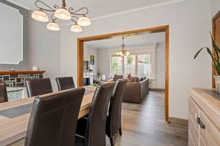 <p><span>OPEN HUIS zaterdag 17 oktober 2026 van 9.30 tot 12.00 uur</span></p><p><span>Deze volledig gerenoveerde woning in Tiegem combineert hedendaags wooncomfort met een uitzonderlijk groene en rustige ligging. Het eigendom is gelegen op een perceel van 652 m², aan de voet van de Tiegemberg en het Tiegembos, en wordt rondom omgeven door groen en de rust die zo kenmerkend is voor Tiegem.</span></p><p><span>De moderne keuken met eigentijdse toestellen en praktisch werkeiland sluit aan op de open leefruimte met eetplaats en gezellige zithoek. Grote raampartijen zorgen voor veel natuurlijk licht en een aangenaam zicht op de groene omgeving.</span></p><p><span>Op het gelijkvloers bevindt zich een extra kamer die momenteel als bureau wordt gebruikt, maar ook dienst kan doen als slaapkamer, speel- of hobbyruimte. Er bestaat bovendien de mogelijkheid om hier een bijkomende douchekamer te voorzien.</span></p><p><span>Op de eerste verdieping bevinden zich twee slaapkamers en een moderne badkamer met dubbele wastafel, spiegelkast en ligbad met douche mogelijkheid.</span></p><p><span>Verder beschikt de woning over zonnepanelen, een garage, ruime oprit en aangename tuin. Rondom de woning is bovendien voldoende ruimte aanwezig om, mits de nodige vergunningen, eventueel verder uit te breiden.</span></p><p><span>Een bijzondere troef is het open zicht aan de voorzijde. De zone vóór de woning kan niet bebouwd worden, waardoor het groene en landelijke uitzicht behouden blijft.</span></p><p><span> </span></p><p><span>Deze woning wordt aangeboden vanaf 395.000. Dit bedrag geldt als startprijs, waarbij kandidaat-kopers worden uitgenodigd om een passend bod uit te brengen.</span></p><p><span> </span></p><p><span>Deze woning wordt aangeboden vanaf 395.000. Dit bedrag geldt als startprijs, waarbij kandidaat-kopers worden uitgenodigd om een passend bod uit te brengen.</span></p><p><span> </span></p><p><span> </span></p>