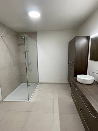 Hoogwaardig afgewerkt appartement op de 2de verdieping in het centrum van Harelbeke. Bestaande uit inkomhal met vestiaireruimte, apart toilet,...