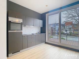 Mooi appartement op de eerste verdieping met twee slaapkamers vlakbij Park Spoor Noord. Aan de achterzijde een lichtrijke leefruimte (ca 28m²) met open keuken. De moderne keuken is uitgerust met keramische kookplaat, oven, dampkap, vaatwasser en koelkast met vriesvak. De grootste slaapkamer (ca 17m²) is gelegen aan de voorzijde en is voorzien van kastruimte. De tweede slaapkamer (ca 7m²) bevindt zich aan de achterzijde. De badkamer is voorzien van een toilet, inloopdouche en badkamermeubel. Ook is er een aparte berging (ca 3m2) met aansluiting voor wasmachine en droogkast. Groot terras aan achterzijde met open zicht. Dit appartement combineert comfortabel wonen met een gunstig energieverbruik dankzij het uitstekende EPC-label B. De goede energieprestatie vertaalt zich in lagere energiekosten, een aangenaam binnenklimaat en een duurzame meerwaarde op lange termijn. Ideaal voor wie op zoek is naar een moderne en toekomstgerichte woonst. Elektriciteit Conform. EPC B. Privatieve Cv op gas, dubbele beglazing. Kleinschalig gebouw. Fietsenberging aanwezig op de gelijkvloerse verdieping.