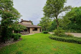 Ontdek deze charmante Spaanse villa, ideaal gelegen  vlakbij het centrum van Bornem. Deze unieke woning combineert karakter, ruimte en comfort, en...