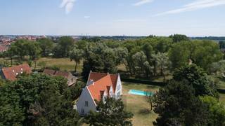 A generously sized building plot suitable for subdivision in a prime location in Nieuwpoort-Bad!<br />In the most sought-after neighbourhood of Nieuwpoort-Bad, in a prime location within the exclusive Simli district, lies this exceptional and generously sized building plot suitable for subdivision, measuring no less than 3,299 m².<br />With a depth of approximately 80 metres and a width of approximately 42 metres, a south-west facing orientation and a location on the edge of the protected green belt and dunes, this plot offers a unique combination of space, tranquillity and exclusivity.<br />The ideal location for anyone wishing to build their dream villa entirely to their own specifications, in a green and secluded setting, within walking distance of the seafront promenade, shops and the centre of Nieuwpoort-Bad.<br />A rare opportunity for anyone seeking a truly exceptional building plot on the Belgian coast.<br />Asking price: on application.<br /><br />