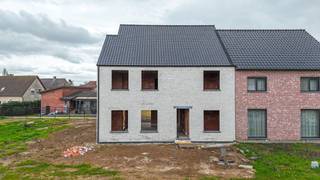 <p>Exclusieve nieuwbouwwoning met 5 tot 6 slaapkamers op toplocatie nabij Heusden centrum!</p>
<p>Ontdek deze prachtige, hedendaagse nieuwbouwwoning met een subtiele knipoog naar de pastorijstijl, momenteel in afwerkingsfase en volledig instapklaar tegen september 2026. Deze ruime woning biedt een uitzonderlijke bewoonbare oppervlakte van maar liefst 300 m² en combineert comfort, duurzaamheid en stijl.</p>
<p>Bij het betreden van de woning ervaart u meteen de royale indeling en het overvloedige lichtinval. Op het gelijkvloers bevindt zich naast de leefruimte een polyvalente bureauruimte die perfect kan dienen als extra slaapkamer of hobbykamer. De woning beschikt in totaal over 5 volwaardige slaapkamers, met mogelijkheid tot een zesde kamer.</p>
<p>Een absolute troef is de inspraak die u als koper nog heeft: de keukeninrichting en vloertegels kunnen volledig naar eigen smaak gekozen worden binnen het voorziene budget. Zo creëert u een woning die volledig aansluit bij uw persoonlijke woonwensen.</p>
<p>De woning is praktisch ingericht met 3 badkamers en op elk verdiep een aparte doucheruimte en toilet, wat zorgt voor optimaal comfort voor het hele gezin.</p>
<p>De woning wordt afgewerkt met oog voor kwaliteit en duurzaamheid!<br /><br />Pluspunten;<br />- Aluminium ramen van Reynaers;<br />- Stijlvolle voordeur in Afromosia hout;<br />- Vloerverwarming in de volledige woning;<br />- Verwarming op gas;<br />- Voorzieningen voor 2 airco's;<br />- Regenwaterput van 10.000 liter!<br />- Energiezuinig!<br />- Aankoop onder registratie van 2% mogelijk!<br />- Toplocatie; wandelafstand van centrum Heusden!</p>
<p>Bovendien wordt deze woning verkocht onder het registratiestelsel (2% bij enige en eigen woning) en niet onder het btw-stelsel, wat een aanzienlijk financieel voordeel biedt.</p>
<p>Gelegen op een uitstekende locatie, op wandelafstand van het centrum van Heusden en in de nabijheid van belangrijke invalswegen, winkels en voorzieningen.</p>
<p><span>Voor een bezichtiging of meer informatie; Bel ons op 078/78.78.70 of kom gewoon langs op ons kantoor, u bent steeds welkom!</span></p>