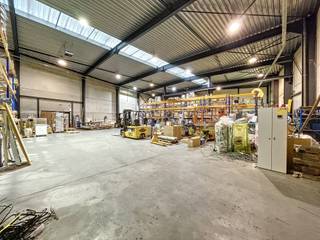 Het gebouw bestaat uit een magazijn van 1.270m² en een kantoorgedeelte van 450m². Het is ideaal gelegen in de industriezone Waregem-Zuid vlakbij...