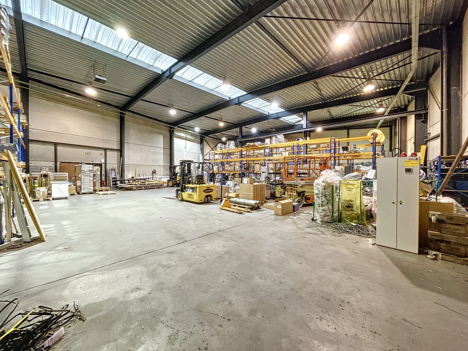 Bedrijfsgebouw met magazijn 1.270m² en kantoor 450m² vlak aan E17 te Waregem - foto 2