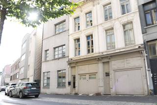 Charmant huis met 2 slaapkamers in hartje Antwerpen<br /><br />De woning betreft een charmant en karaktervol stadswoonhuis met authentieke gevel in neoclassicistische stijl en bijzonder warme sfeer binnenshuis. Doorheen de woning werden authentieke elementen behouden en gecombineerd met kwalitatieve renovaties en hedendaags comfort.<br /><br />Zo beschikt de woning onder meer over zichtbare houten vloerstructuren, plankenvloeren, blote baksteen elementen, een stijlvolle mortex keuken met Quooker en toestellen van AEG en Bosch, alsook een badkamer afgewerkt met mortex.<br /><br />Indeling:<br />Kelderverdieping: praktische opslagkelder<br />Gelijkvloers (ca. 55 m²): inkomhal, polyvalente ruimtes, douchekamer met toilet en wasplaats<br />Verdieping 0,5: toegang tot terras van ca. 20 m²<br />Verdieping 1 (ca. 35 m²): slaapkamer, ensuite badkamer, apart toilet<br />Verdieping 2 (ca. 35 m²): keuken met eetplaats<br />Verdieping 3 (ca. 35 m²): gezellige leefruimte tot in de nok met houthaard<br /><br />Totale bruikbare vloeroppervlakte: ca. 160 m².<br /><br />Positieve elementen:<br />Zeer warme en authentieke uitstraling<br />Charmante gevel en karaktervolle afwerking<br />CV-installatie en elektriciteit conform, loodgieterij 1 jaar geleden vernieuwd<br />Overal dubbele beglazing<br />Gezellige leefruimte met veel karakter<br />Opkomende buurt in 2000 Antwerpen met verdere opwaardering en alles in de buurt (Albert Heijn, verschillende koffie en lunchzaakjes, restaurants,...)<br />Aangenaam terras van ca. 20 m²