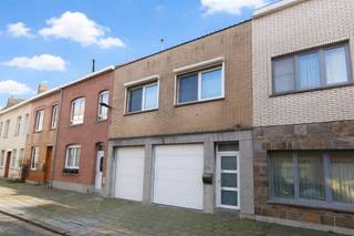 Instapklare, uitstekend gelegen woning aan de rand van Oostende met zuidgericht terras en tuin. Absolute troef is de dubbele garage, die zich ook perfect leent als hobbyruimte of werkplaats.Indeling: lichtrijke leefruimte, ingerichte keuken, ruime kelder (ideaal als werkplaats/berging), 3 slaapkamers en badkamer. Daarnaast is er een extra douchekamer op het gelijkvloers. Op de zolderverdieping is er bovendien mogelijkheid tot het creëren van een extra kamer.Comfort: recent vernieuwde ramen en CV op aardgas.Startprijs: € 279.000.