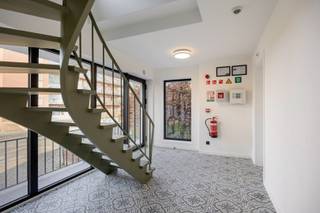 Dit prachtig gerenoveerde opbrengstpand bevindt zich op een rustige locatie in Heverlee. Het betreft een kleinschalige residentie met 10 luxueuze kamers met privé- sanitair en gemeenschappelijke buitenruimte. <br /><br />Dit mooie pand wordt in 2026 volledig vernieuwd en aangepast aan de hedendaagse eisen. En wordt verkocht met een EPC A! <br />Bijzonder zijn de kwalitatieve kamers, ruime gemeenschappelijke keuken en verschillende buitenruimtes. <br /> <br />Alle units beschikken over een privé-badkamer. Enkele units beschikken ook over een privé-tuin met tevens aan de achterzijde voor ieder toegankelijk een gemeenschappelijke buitenruimte. <br />Vooraan op het gelijkvloers vinden we de volledig uitgeruste gemeenschappelijke keuken. <br /> <br />De kamers wordt volledig gemeubeld verkocht. Ideaal voor eigen gebruik of als investering. <br /><br />Tot slot beschikt dit pand over een ruime kelder met fietsenstalling.<br /><br /> Nog 8 kamers beschikbaar.<br /> <br />Aarzel niet mij te contacteren voor verdere inlichtingen of voor een plaatsbezoek.