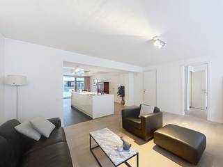 Lichtrijk en instapklaar appartement (107 m²) met terras en parking in hartje Brugge.Bent u op zoek naar een stijlvol en comfortabel appartement in de historische binnenstad van Brugge? Dit prachtig afgewerkte appartement in Residentie Benson biedt u de perfecte combinatie van rust, ruimte en een absolute toplocatie.De indeling (1e verdieping):Royale leefruimte (46 m²): Een prachtige, lichtrijke ruimte met een open keuken die van alle gemakken is voorzien (keramische kookplaat, dampkap, vaatwasser, koelkast, oven en lichte kastruimte).Terras: Via het grote schuifraam geniet u van een naadloze overgang naar het gezellige terras.Master bedroom (14 m²) met badkamer en suite (5 m²): Een ruime slaapkamer met directe toegang tot de eerste badkamer, uitgerust met een ligbad, dubbele lavabo in meubel en een toilet.Polyvalente ruimte (8 m²) met eigen douchekamer: Ideaal als gastenkamer, kinderkamer, thuiskantoor of dressing, voorzien van een lavabo en een moderne inloopdouche.Praktische berging (3 m²): Handige wasplaats/berging met aansluiting voor een wasmachine.Afzonderlijk toilet in de hal.Ondergrondse troeven (Niveau -1):- Privatieve autostaanplaats (geen parkeerstress in de binnenstad!).- Private berging in kelder- Gemeenschappelijke, veilige fietsenberging.- Gemeenschappelijk afvallokaal.Praktische informatie:- Onmiddellijk beschikbaar- Huurprijs: € 1.050/maand- Provisie gemeenschappelijke kosten: € 90,00/maandInteresse? Dit unieke appartement combineert een toplocatie met modern wooncomfort. Vraag gerust uw bezoek aan via de rode knop op onze website!