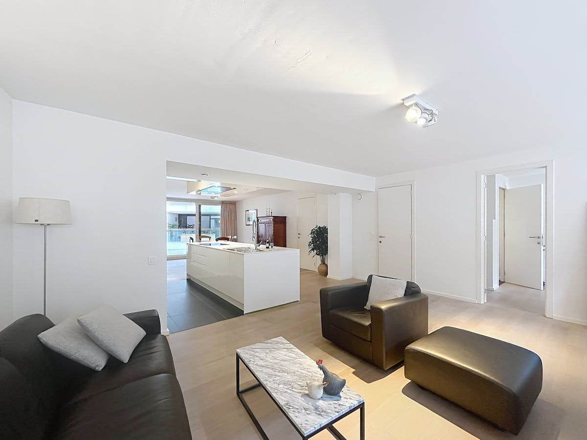 Lichtrijk en instapklaar appartement (107 m²) met terras en parking in hartje Brugge. - foto 5