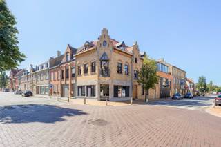 Achter deze authentieke gevel, behouden tijdens de totaalrenovatie, schuilt een uitzonderlijk gezellig en instapklaar appartement op de derde verdieping van het gebouw. Het appartement is na de totaalrenovatie volledig klaar voor de eerste bewoning. <br /><br />Het appartement is toegankelijk via de lift naar de derde verdieping. Het appartement strekt zich uit over de volledige derde verdieping met als extra een gezellige en multi functionele mezzanine van ruim 16 vierkante meter, die dienst kan doen naar wens (bureau, extra slaapkamer, bergplaats,...). <br /><br />De indeling van het appartement gaat als volgt: <br />Inkomhal met apart toilet en badcel (inloopdouche en lavabo), leefruimte met eetplaats en open ingerichte keuken. Handige berging met alle nodige aansluitingen en technieken. Vanuit de leefruimte hebben we toegang tot de mezzanine. <br />Aan de andere kant van de inkomhal hebben we toegang tot de 2 slaapkamers, en het zonnige terras. <br /><br />Extra troeven: <br />- Geen syndicuskosten<br />- Volledig geschilderd en voorzien van verlichtingsarmaturen<br />- Prachtige keuken<br />- Open haard voor extra charme en gezelligheid<br />- Prachtige afwerking met onder meer parketvloeren &amp; natuursteen<br />- Lift aanwezig <br />- Gemeenschappelijke fietsenstalling <br /><br />Verkoop onder registratierechten (2 of 12%, vraag meer informatie bij IMMO Margaux). <br />Dit appartement is ook uiterst geschikt als investering om te verhuren. <br /><br />Meer informatie of een Bezoek ter plaatse? Bel Margaux op 0479 61 53 82 of via mail naar info@immomargaux.be