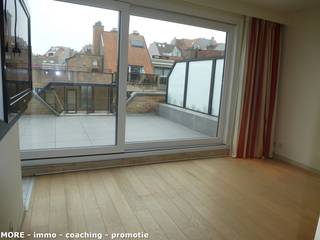 Very centrally located <strong>furnished STUDIO with spacious terrace near the beach</strong> (side sea view). The studio features a bright living room that opens onto a large terrace with an automatic awning and side sea view, a (semi-open) equipped kitchen, bathroom with bathtub, Second residence. Provision €50/month general costs. Call us for a non-binding visit and see for yourself! <br /><br /><br /><br /><span><strong>Rental under conditions; See www.more.be, "attachments" and subject to availability.</strong></span><br />