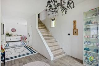 <p><span>Cette maison de caractère représente une opportunité unique pour ceux qui recherchent un projet de rénovation offrant de nombreuses possibilités. Située dans un cadre calme et verdoyant, elle vous permettra de profiter d’une qualité de vie agréable, tandis que l’accès aisé à l’A12, à Anvers, à Bruxelles et aux centres de Breendonk et de Puurs-Sint-Amands garantit une excellente accessibilité. La maison est implantée sur un terrain de pas moins de 1 147 m² et dispose d’une extension déjà autorisée. Cela permet de transformer la maison existante en une maison familiale contemporaine et lumineuse, dotée d’un espace de vie ouvert, d’une cuisine moderne, de trois chambres à part entière et d’un bureau, idéale pour ceux qui souhaitent vivre confortablement ou qui travaillent régulièrement à domicile. L’espace extérieur constitue également un atout majeur. À l’avant, il y a suffisamment de place pour aménager une large allée avec plusieurs places de stationnement. À l’arrière s’étend un vaste jardin où vous pourrez profiter en toute tranquillité de l’intimité, de la verdure et d’une vue dégagée. Cette propriété offre tout ce qu’il faut pour concrétiser votre projet immobilier : un emplacement idéal, un grand terrain et un projet d’extension autorisé qui vous permettra de créer une maison familiale spacieuse et moderne dans un cadre verdoyant.</span></p><p><span> </span></p>