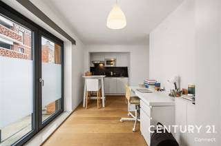 <p><span>Deze <strong>aangename, ruime en gemeubelde studio</strong> is gelegen op de <strong>eerste verdieping van residentie </strong></span><i><span><strong>Den Dreef</strong></span></i><span> in Heverlee. De residentie werd gerenoveerd in <strong>2016</strong> en kenmerkt zich door haar <strong>moderne architectuur en verzorgde, hedendaagse afwerking</strong>. Hoewel het adres aan de levendige <strong>Naamsesteenweg</strong> ligt, bevindt de residentie zich in de <strong>tweede bouwlijn</strong>, waardoor het gebouw meer teruggetrokken ligt ten opzichte van de straat.</span></p><p><span>De ligging, <strong>net buiten de Leuvense ring</strong>, is bijzonder aantrekkelijk voor studenten en bevindt zich strategisch tussen het <strong>stadscentrum van Leuven</strong> en de belangrijkste universitaire campussen en voorzieningen. In de onmiddellijke omgeving vindt u <strong>supermarkten, sportfaciliteiten en diverse eetgelegenheden</strong>. Ook <strong>KU Leuven, Campus Arenberg, het Sportkot en Gasthuisberg</strong> zijn vlot bereikbaar. Het <strong>station van Heverlee</strong> bevindt zich op korte wandelafstand en dankzij de verschillende bushaltes in de buurt is er een goede verbinding met het centrum van Leuven en de ruimere omgeving.</span></p><p><span>De studio zelf biedt een <strong>comfortabele en functioneel ingerichte woonruimte</strong> en combineert een ruim gevoel met een moderne uitstraling . Dit is beslist een aantrekkelijke woonst voor wie comfortabel en centraal in Heverlee wil wonen.</span></p><p><span><strong>Meer informatie of een bezoek ter plaatse? </strong>Neem vrijblijvend contact op via <strong>0495 53 46 49</strong> of </span><span><strong>jacky@connect-immo.be</strong></span><span>.</span></p><p><span>EPC: 173 kWh/m² - UC:2577747 - label B</span></p><p><span>Wg-Gdv-Gvkr-Gvv</span></p>