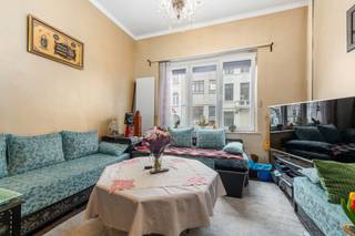 <p>Te koop: karaktervol gesloten herenhuis in de Pacificatiestraat, midden in het centrum van Antwerpen.</p>
<p>Dit statige pand met uitzonderlijk veel woonruimte. Gelegen op een toplocatie tussen stad en groen, geniet u hier van het beste van Antwerpen binnen handbereik: winkels, cultuur, horeca en parken. De royale indeling maakt het ideaal voor wie ruim wil wonen in de stad, met vijf slaapkamers en meerdere leefruimtes.</p>
<p> </p>
<p>Belangrijkste ruimtes:<br />• Ruime woonkamer (34 m²) met veel lichtinval<br />• Tweede woonkamer (14,25 m²) voor extra leefcomfort<br />• Eetkamer (13,73 m²) aansluitend op de keuken<br />• Keuken (5 m²) met gasfornuis, oven, koelkast en ingemaakte kasten<br />• Tweede keukenruimte (3,61 m²)<br />• Vijf slaapkamers (20,69 m², 13,25 m², 12,45 m², 10,09 m², 8,73 m²), allen bekabeld<br />• Badkamer (5,39 m²) met ligbad, toilet en wastafel<br />• Kelder (35 m²) met wasruimte, aansluitingen voor wasmachine/droogkast en inpandige garage</p>
<p> </p>
<p>Troeven:<br />• Toplocatie tussen stad en groen<br />• Uitzonderlijk ruim wonen in de stad<br />• Het beste van Antwerpen binnen handbereik</p>
<p>Neem vandaag nog contact op met uw ERA-makelaar voor een bezoek.</p>
<p>JOUW DROOMHUIS. ZO GEVONDEN!</p>
