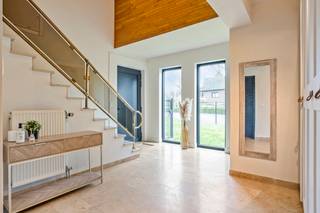 MULTIFUNCIONELE woning met mogelijkheden voor een praktijk. Dit instapklare pand in open bebouwing combineert een privé-woning met een...