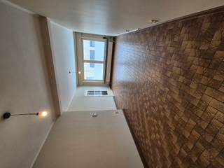 <p>Te huur: gezellig gesloten appartement in het centrum van Ieper, op wandelafstand van winkels, scholen en openbaar vervoer.</p>

<p> </p>

<p>Dit appartement combineert een centrale ligging met het comfort van een eigen tuin. De woning biedt een praktische indeling en heeft een terras, ideaal om te genieten van de buitenruimte. Dankzij de ligging in het hart van Ieper woont u dicht bij alle voorzieningen, terwijl u toch beschikt over een rustige privéplek.</p>

<p> </p>

<p>Belangrijkste ruimtes:<br />• Woonkamer<br />• Keuken<br />• Badkamer met ligbad met douchescherm<br />• 2 slaapkamers<br />• Toilet<br />• Wasplaats met aansluiting voor wasmachine<br />• Terras<br />• Tuin</p>

<p> </p>

<p>Troeven:<br />• Centrale ligging in het centrum van Ieper<br />• Gelijkvloers wonen met directe toegang tot tuin en terras<br />• Eigen tuin</p>

<p> </p>

<p>Neem vandaag nog contact op met uw ERA-makelaar voor een bezoek.</p>

<p> </p>

<p>JOUW DROOMAPPARTEMENT. ZO GEVONDEN!</p>