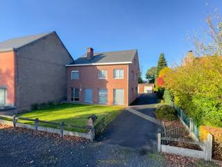 GUNSTIG GELEGEN HALFOPEN BEBOUWING met RUIME BEWOONBARE OPPERVLAKTE (236m²) te Nazareth. Deze woning vormt de IDEALE THUISBASIS voor wie op zoek...