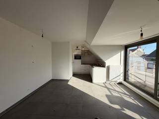 Modern nieuwbouwappartement met terras te huur – 3de verdieping<br /><br />Dit mooi afgewerkte nieuwbouwappartement van 56,90 m² bevindt zich op de derde verdieping, rechts gezien vanaf de straat. Het appartement combineert een moderne afwerking met een praktische indeling en biedt alle comfort voor aangenaam wonen.<br /><br />De indeling omvat een inkomhal, een lichtrijke leefruimte met open, volledig ingerichte keuken, een praktische wasplaats/berging, één ruime slaapkamer, een apart toilet en een badkamer uitgerust met een lavabomeubel en douche.<br /><br />Aan de voorzijde van het gebouw bevindt zich een gezellig terras van 1,47 m², waar u even kunt genieten van de buitenlucht.<br /><br />Praktische informatie<br /><br />Oppervlakte: 56,90 m²<br />Verdieping: 3de verdieping, rechts<br />Slaapkamers: 1 ruime slaapkamer<br />Terras: 1,47 m²<br />Verwarming: centrale verwarming op aardgas<br />EPC-label: B<br />Gemeenschappelijke lasten: € 50 per maand<br /><br />Referentie: 003