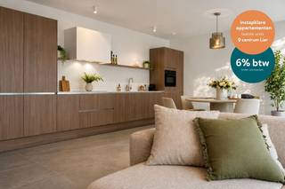 BEZOEK HET GEZELLIG HOEKAPPARTEMENT – 6% btw mogelijk<br /><br />Dit gezellig, eigentijds en kwalitatief afgewerkt 3-slaapkamerappartement, beschikt over een ruime leefruimte met open keuken en een inpandig zonnig terras dat mee deel uitmaakt van uw leefruimte via de grote raampartijen.<br />Het appartement is volledig uitgerust met vloerverwarming en -koeling, aangestuurd via een energiezuinige lucht/water warmtepomp. Daarnaast zijn er drie mooie slaapkamers, een ingerichte badkamer (met douche, toilet en dubbel meubel), een gastentoilet en een praktische berging. <br />Met aluminium raamprofielen en een hoogwaardige thermische en akoestische isolatie geniet u hier van optimaal wooncomfort en een gunstig E-peil.<br /><br />We nodigen je uit om wonen op zijn best te ervaren. Ontdek de nieuwe ruime modelwoningen (4 slpk) en verschillende ingerichte appartementen, midden in het autovrije binnengebied. Ook de tuin, een rustige oase in de stad, wordt momenteel volop aangelegd. Ruimte, rust, licht en comfort staan deze keer centraal, precies zoals wonen in Hof Berlamuze bedoeld is.<br /><br />Dit project geniet van het verlaagde btw-tarief van 6% btw voor sloop en heropbouw, onder voorwaarden. NIEUW: niet alleen wie een Hof Berlamuze appartement of woning koopt voor eigen bewoning, maar ook investeerders (particulier of vennootschap) kunnen nu van dit gunsttarief genieten. (www.hofberlamuze.be/6btw)<br /><br />De werken zitten in een vergevorderde fase en de modelappartementen zijn klaar voor uw bezoek. Kom zelf de hoogwaardige afwerking en het wooncomfort ontdekken in deze inspirerende, nieuwe woonomgeving.<br /><br />Hof Berlamuze telt zeven stijlvolle laagbouw woongebouwen, harmonieus ingepast rond een centraal binnenhof met veel groen en rust. Het aanbod is divers: van comfortabele appartementen met 1 slaapkamer tot ruime gezinswoningen met 4 slaapkamers.<br />Hier woon je vlak bij de muziekschool en middenin het kloppende hart van Lier – waar cultuur, natuur en water samenkomen.<br /><br />Hof Berlamuze: hier zit muziek in jouw toekomst!<br /><br />Info:<br />www.hofberlamuze.be<br />Een persoonlijke afspraak?<br />www.hofberlamuze.be/maak-afspraak/ - wonen@fidesinvest.be - t 03 232 54 00<br /><br />Info? www.hofberlamuze.be. Een afspraak? www.hofberlamuze.be/maak-afspraak/ - wonen@fidesinvest.be - t 03 232 54 00.