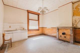 Voor verdere info of een vrijblijvende waardebepaling van uw eigendom: kieran.dams@homixx.be of 016 792 901<br /><br />Bent u op zoek naar een renovatieproject met enorm veel potentieel of naar de perfecte locatie voor uw droomnieuwbouw? Homixx Vastgoed stelt u graag deze unieke opportuniteit voor. Als uw professionele vastgoedpartner begeleiden we u met veel passie bij het ontdekken van de vele mogelijkheden die dit eigendom te bieden heeft.<br /><br />Bij het betreden van de woning komt u terecht in de authentieke eetruimte vooraan, die extra gezelligheid uitstraalt dankzij de charmante houten lambrisering en de mogelijkheid biedt om een pelletkachel te plaatsen. Aansluitend bevindt zich een aparte, rustige zithoek. De keuken is momenteel niet geïnstalleerd en beschikt over een enkele spoelbak, wat u de volledige vrijheid geeft om hier een moderne droomkeuken in te richten. In de opkamer bevindt zich de badkamer, die is uitgerust met een ligbad, een lavabo en een toilet.<br /><br />De bovenverdieping verrast door haar royale ruimte en telt maar liefst een 6-tal kamers, die naar eigen wens kunnen worden ingericht als slaapkamers, dressing of bureau. Daarnaast beschikt de woning over een ruime zolder die extra uitbreidings- of opbergmogelijkheden biedt.<br /><br />Heeft u eerder plannen om volledig nieuw te bouwen? Dit ruime perceel leent zich, mits het verkrijgen van de nodige vergunningen, ook uitstekend voor een prachtig nieuwbouwproject. Een unieke kans om een project volledig naar uw eigen hand en smaak te zetten.
